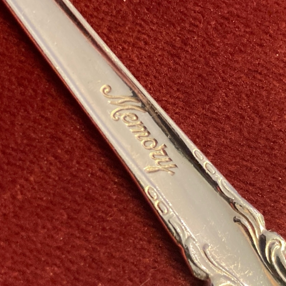 Set of 7 Wm Rogers Mfg Silverplate Dinner Spoons in Memory Pattern | 1960s - Picture 4 of 6